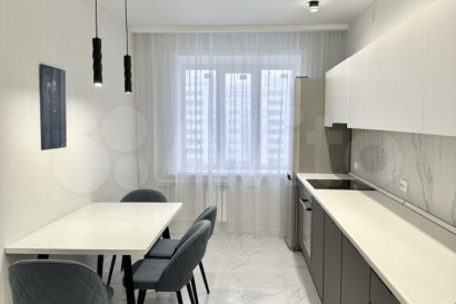 Натяжные потолки — Классический натяжной потолок с декоративной вставкой по периметру, накладными светильниками и потолочным пластиковым карнизом. — фото